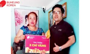 Chúc mừng chị Thúy (Bình Chánh - TP.HCM) nhận 2 chỉ vàng khi mua máy chạy bộ AT-90
