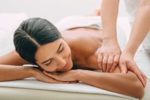 Massage kết hợp với âm nhạc, điểm vàng cho sức khỏe tuổi trung niên 15