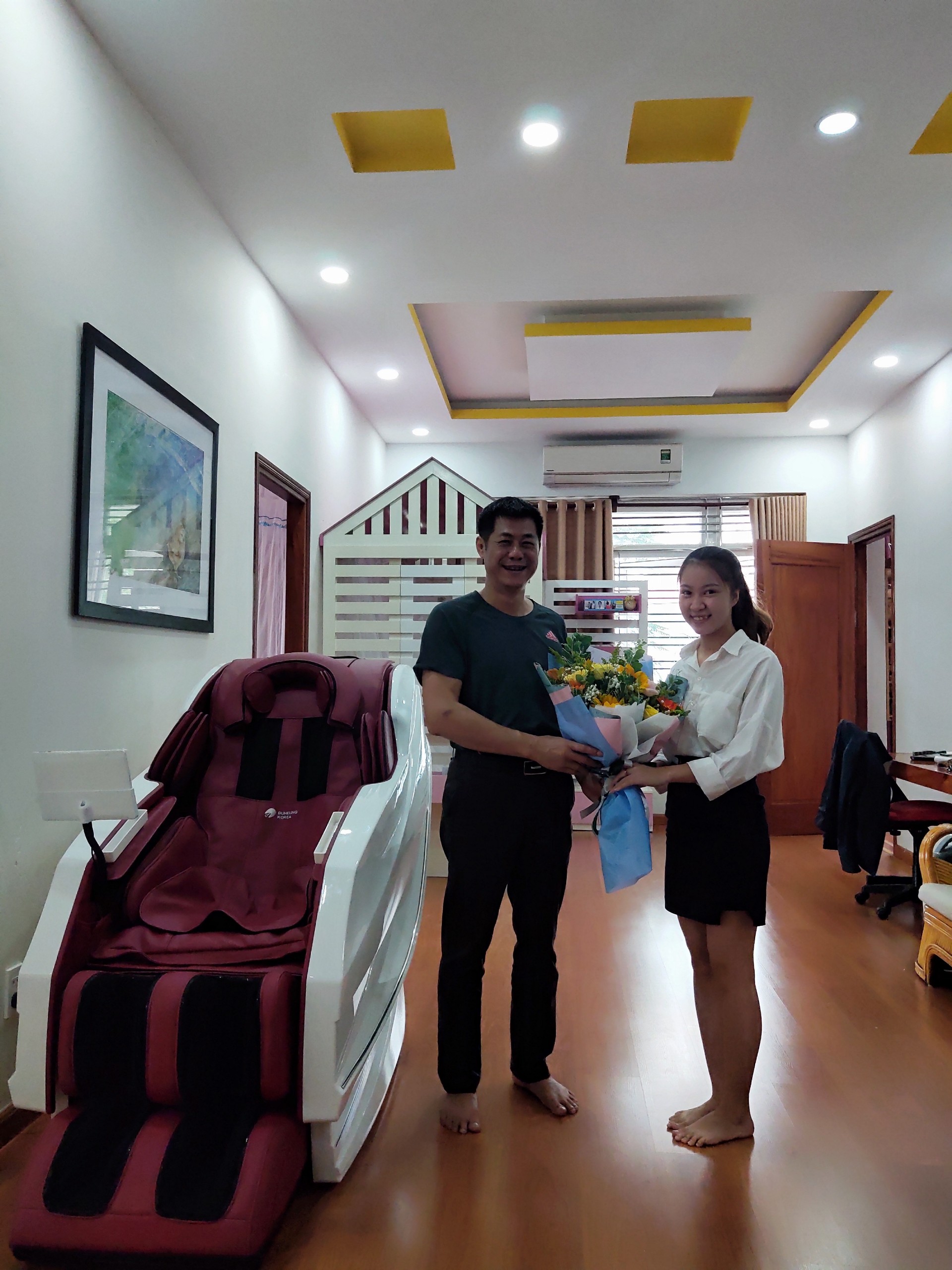 Anh Giang tươi cười rạng rỡ khi nhân viên giao ghế massage đến nhà 2