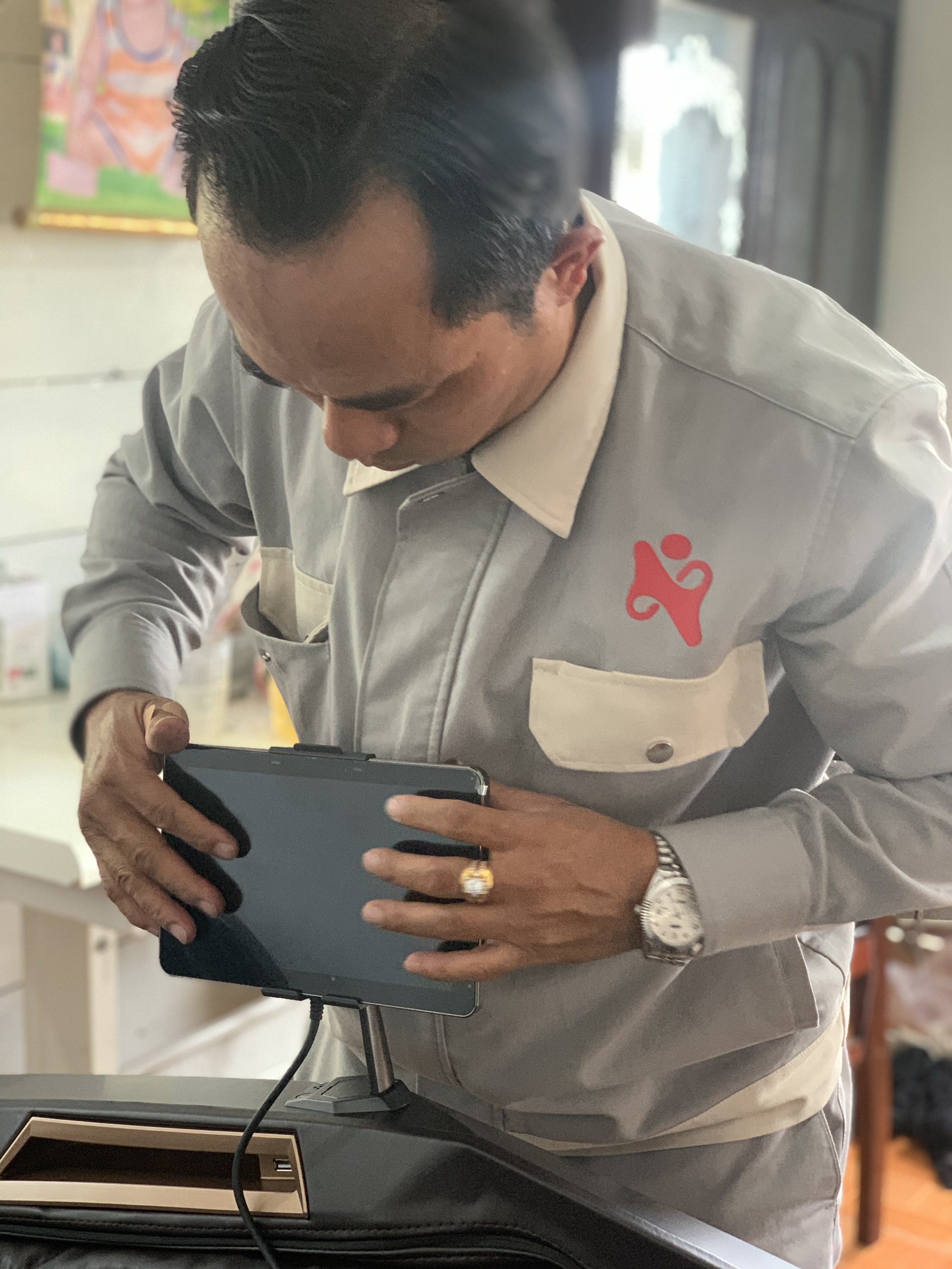 Vị khách hàng may mắn "mở bát" quà tặng iPhone 12 Promax 256GB từ Buheung 3