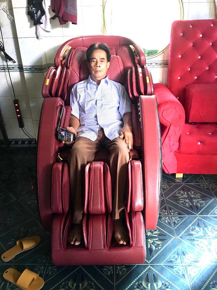 "Đi khắp thế gian, không ai sánh bằng mẹ/ Gian khổ cuộc đời ai nặng gánh hơn cha" - Anh Quý, Đồng Tháp 1