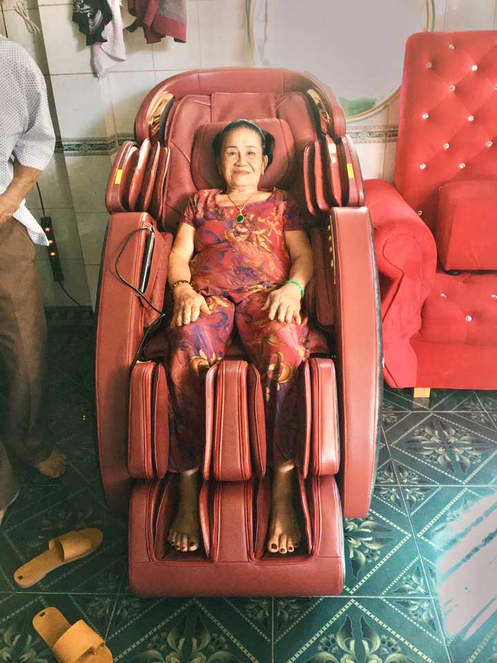 "Đi khắp thế gian, không ai sánh bằng mẹ/ Gian khổ cuộc đời ai nặng gánh hơn cha" - Anh Quý, Đồng Tháp 2