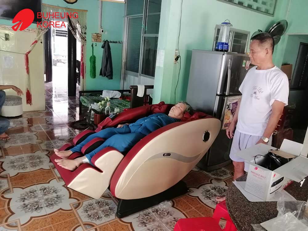 "Nhìn bà nó nằm ghế massage mà tôi thấy ấm trong lòng" - bác Thiện chia sẻ 1