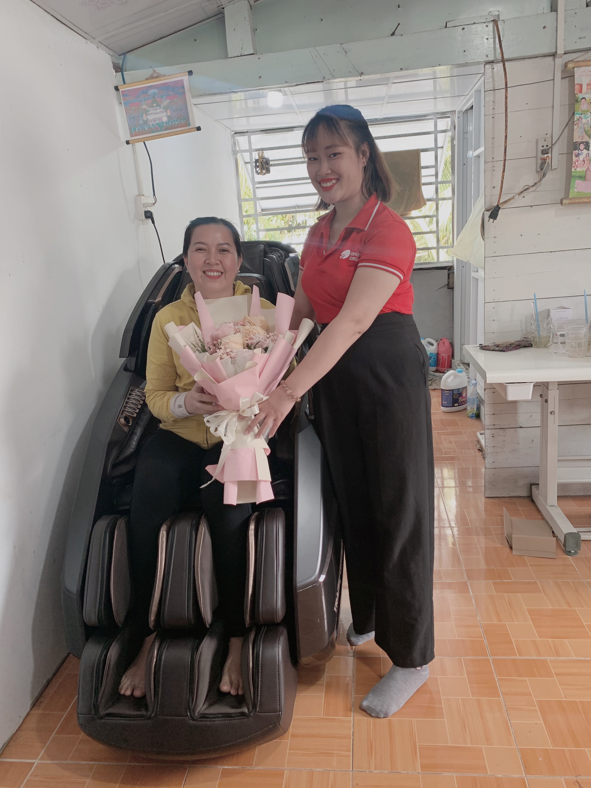 Vị khách hàng may mắn "mở bát" quà tặng iPhone 12 Promax 256GB từ Buheung 2