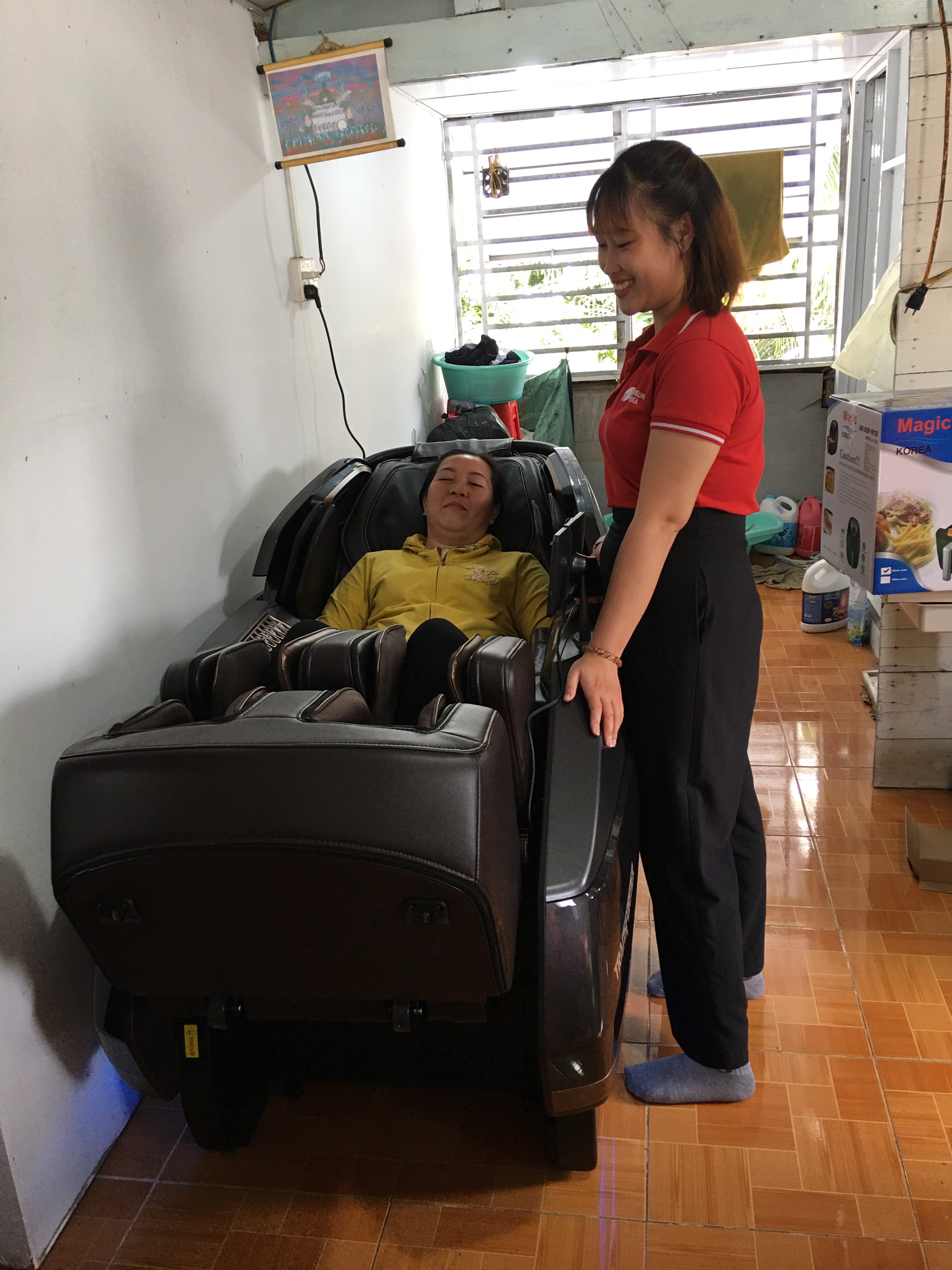 Vị khách hàng may mắn "mở bát" quà tặng iPhone 12 Promax 256GB từ Buheung 1