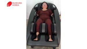 "Con mua cho má ghế mới rồi, má nằm đi, đệm dày lắm" - chị Hoa, Quận 3 23