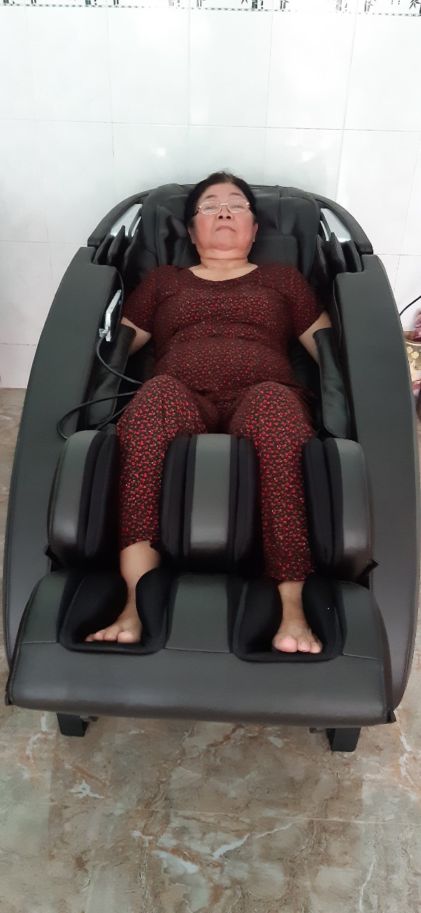 "Con mua cho má ghế mới rồi, má nằm đi, đệm dày lắm" - chị Hoa, Quận 3 1