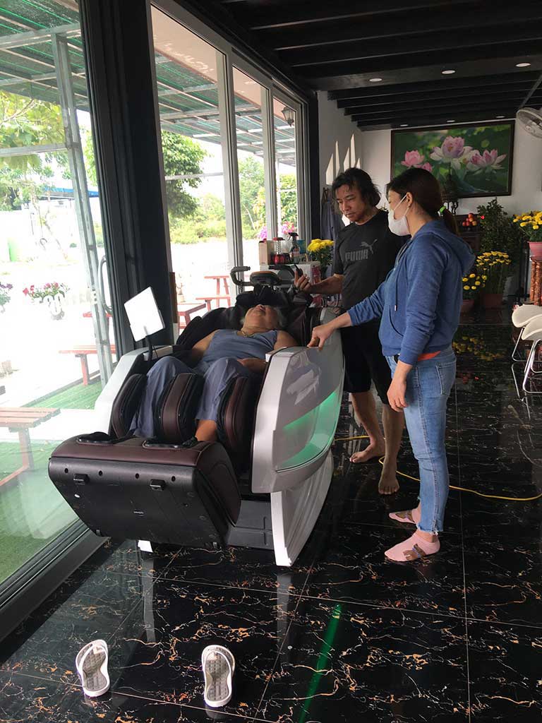 "Mẹ ơi, ghế này giúp mẹ bớt đau lưng nhiều lắm đó..." - Anh Ngọc - Long An 1