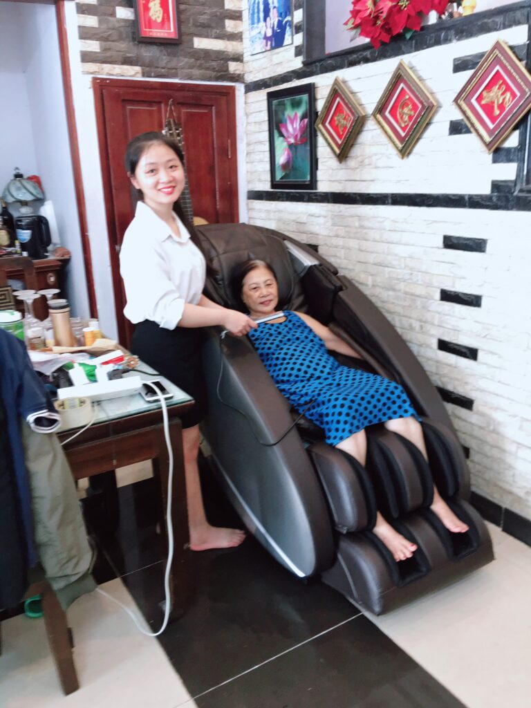 "Ghế massage vỗ về giấc ngủ của tôi mỗi đêm" _ Cô Hải - Bình Định 1