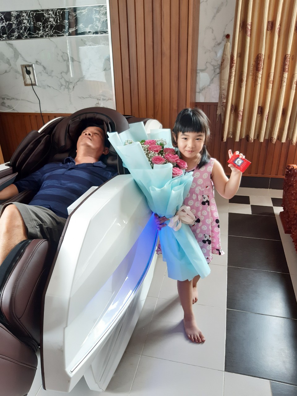 "Con gái rượu của tôi nó mừng lắm khi tôi mua ghế massage" _ Anh Duy - Hóc Môn 1 "Con gái rượu của tôi nó mừng lắm khi tôi mua ghế massage" _ Anh Duy - Hóc Môn 1