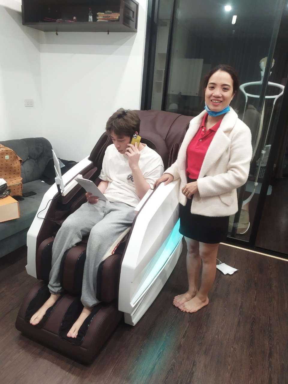 "Ừa, tao mới mua cái ghế massage ngon lắm, nảo rảnh qua thử nha, đảm bảo ghiền..." _ Anh Tâm - Quận 1 1