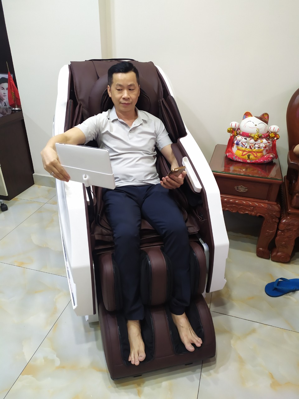 "Ghế massage này hiện đại ghê, dùng điện thoại để điều khiển được luôn nè" _ Anh Dũng - Bình Thuận 1