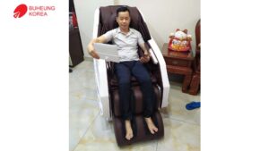 "Ghế massage này hiện đại ghê, dùng điện thoại để điều khiển được luôn nè" _ Anh Dũng - Bình Thuận 7