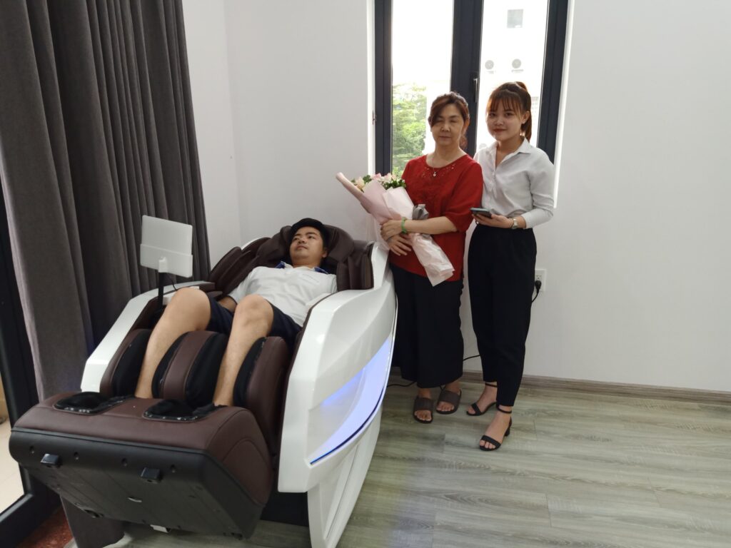 "Mẫu ghế massage này hợp với không gian nhà tôi thật"_ Cô Hà - Bình Chánh 1