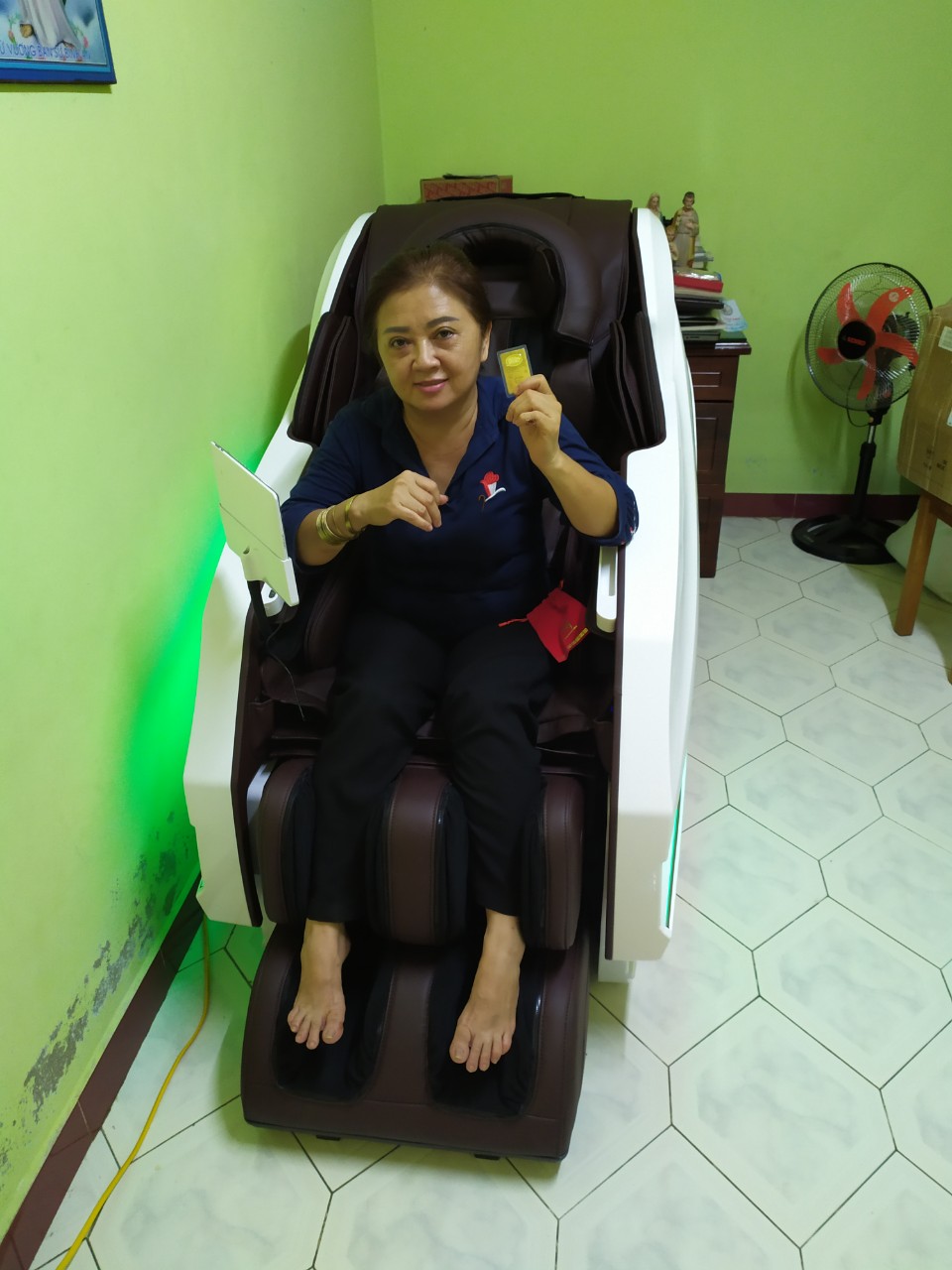 "Mua ghế massage giữ sức khỏe, được tặng vàng vững tương lai" _ Chị Hoa - Quận 1 1