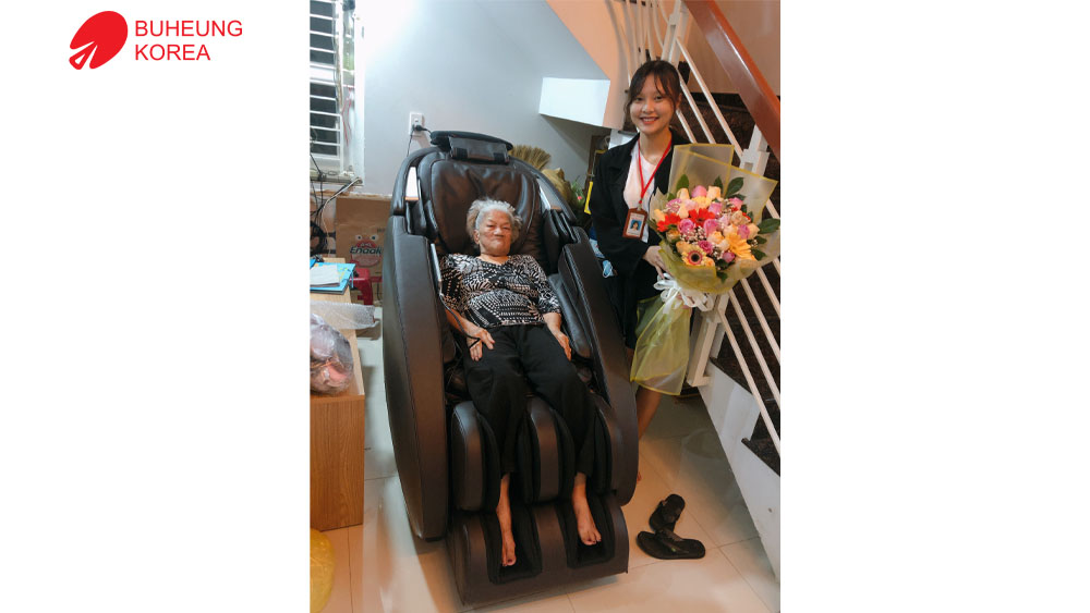"Ghế massage này đệm dày nên nằm êm lắm"_ cô Thủy, Kiên Giang 1