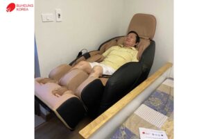 "Nhiều lúc tôi ngủ quên trên chiếc ghế massage mặc dù nó nằm ngay cạnh giường của tôi"_ chú Quân, Bình Định 21