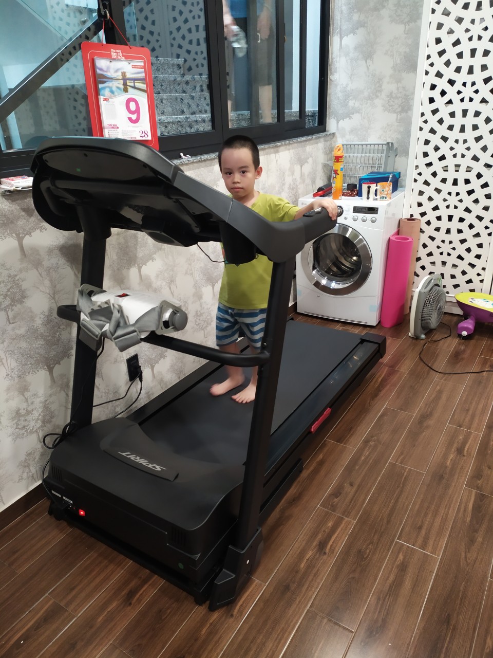 "Nhóc nhà tôi thích cái máy chạy bộ này hơn cả thôi nữa"_ chị Thanh, Đà Nẵng 1