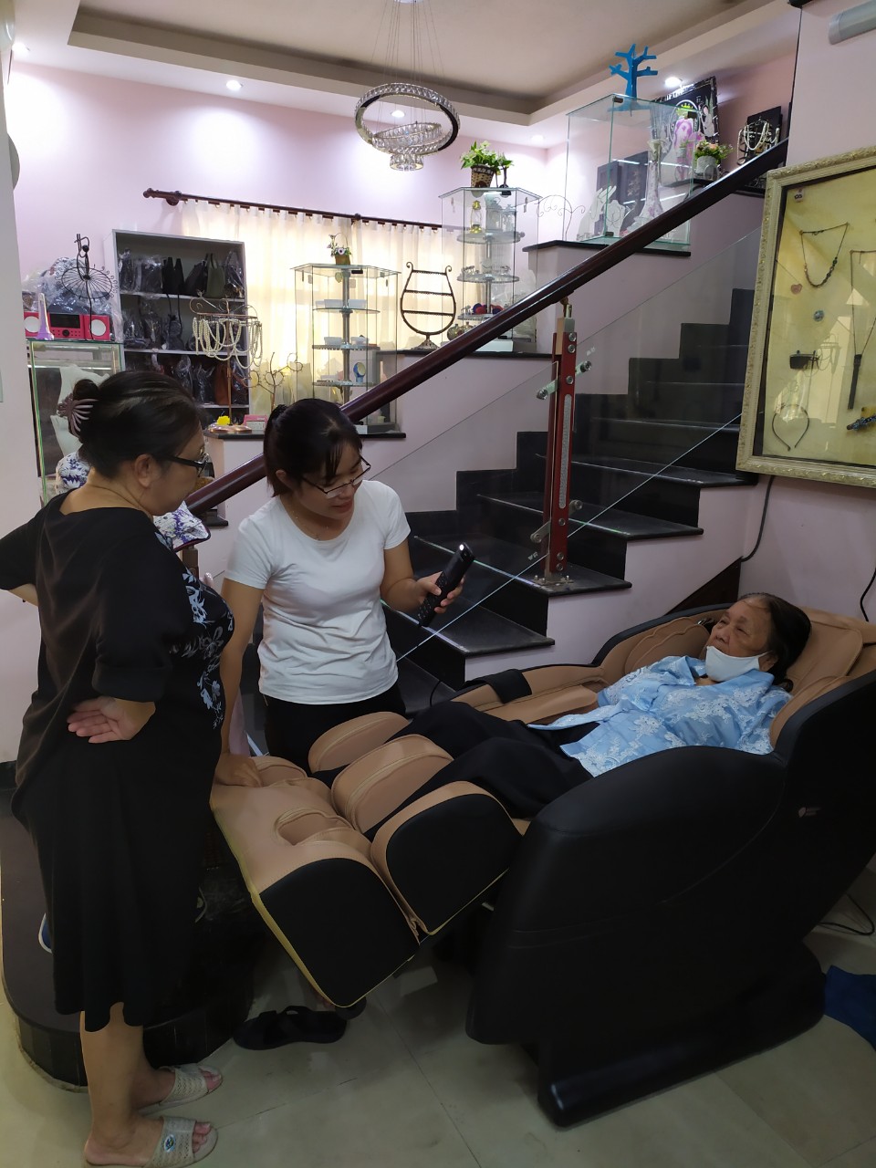 "Bà nằm ghế massage này thấy thế nào, có đỡ đau lưng hơn không?"_ cô Châu, Long An 1