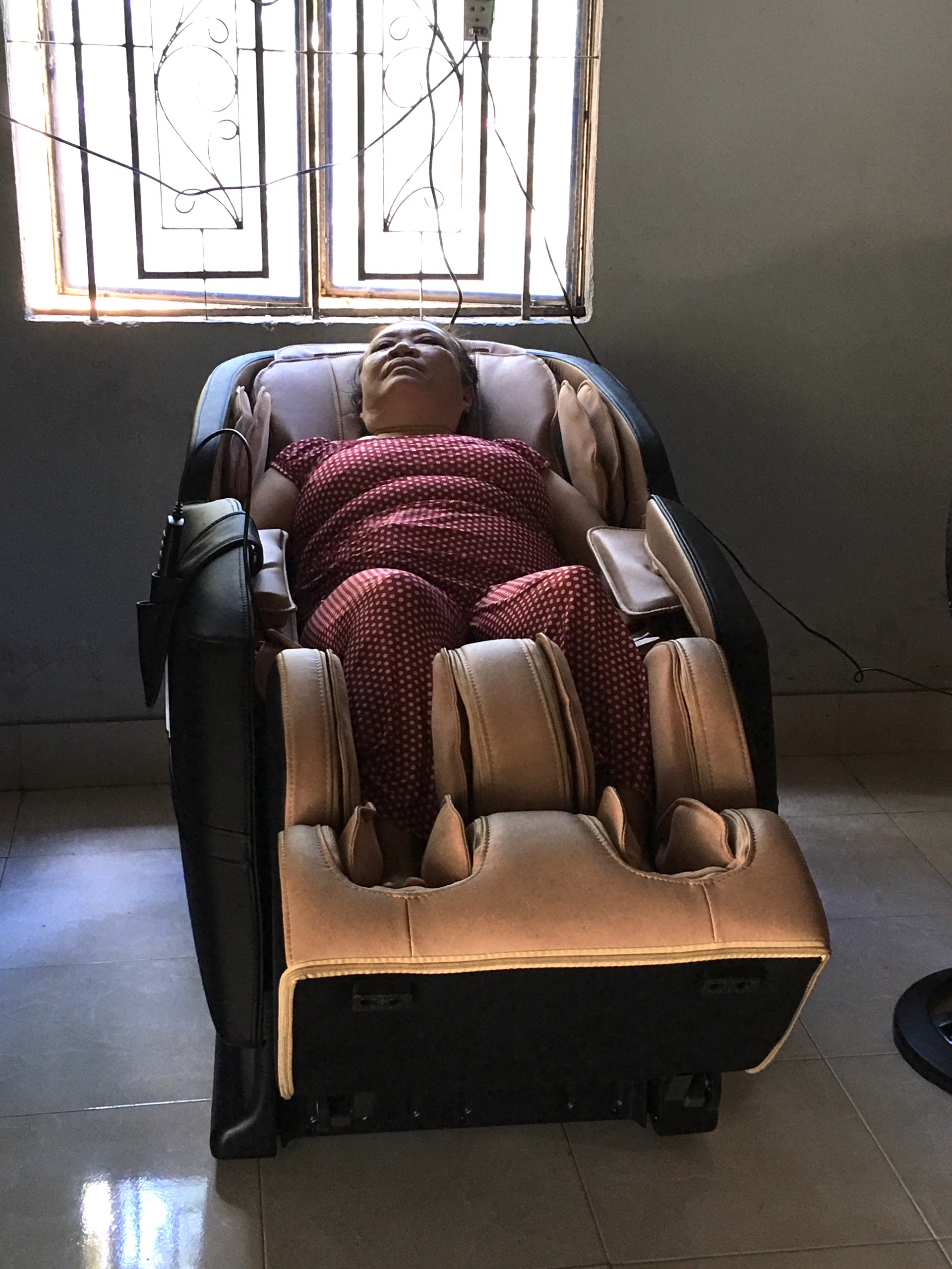 "Chăm sóc sức khỏe bằng ghế massage khiến tôi thật sự an tâm"_ cô Hồng, Cao Bằng 1