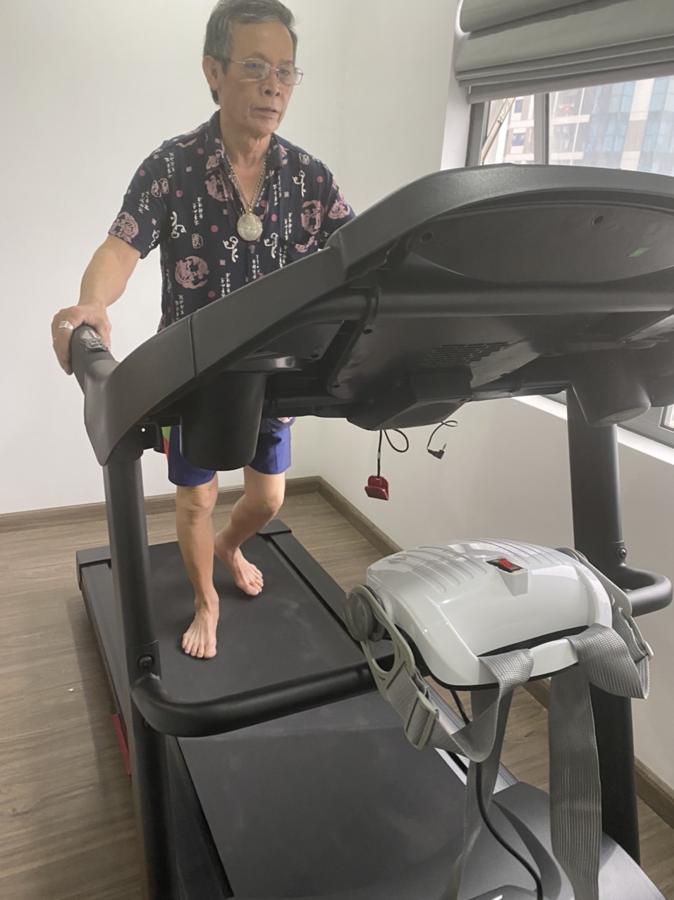 "Máy chạy bộ giúp tôi giải tỏa được nhiều áp lực trong cuộc sống"_ chú Hoàng, Phú Quốc 1
