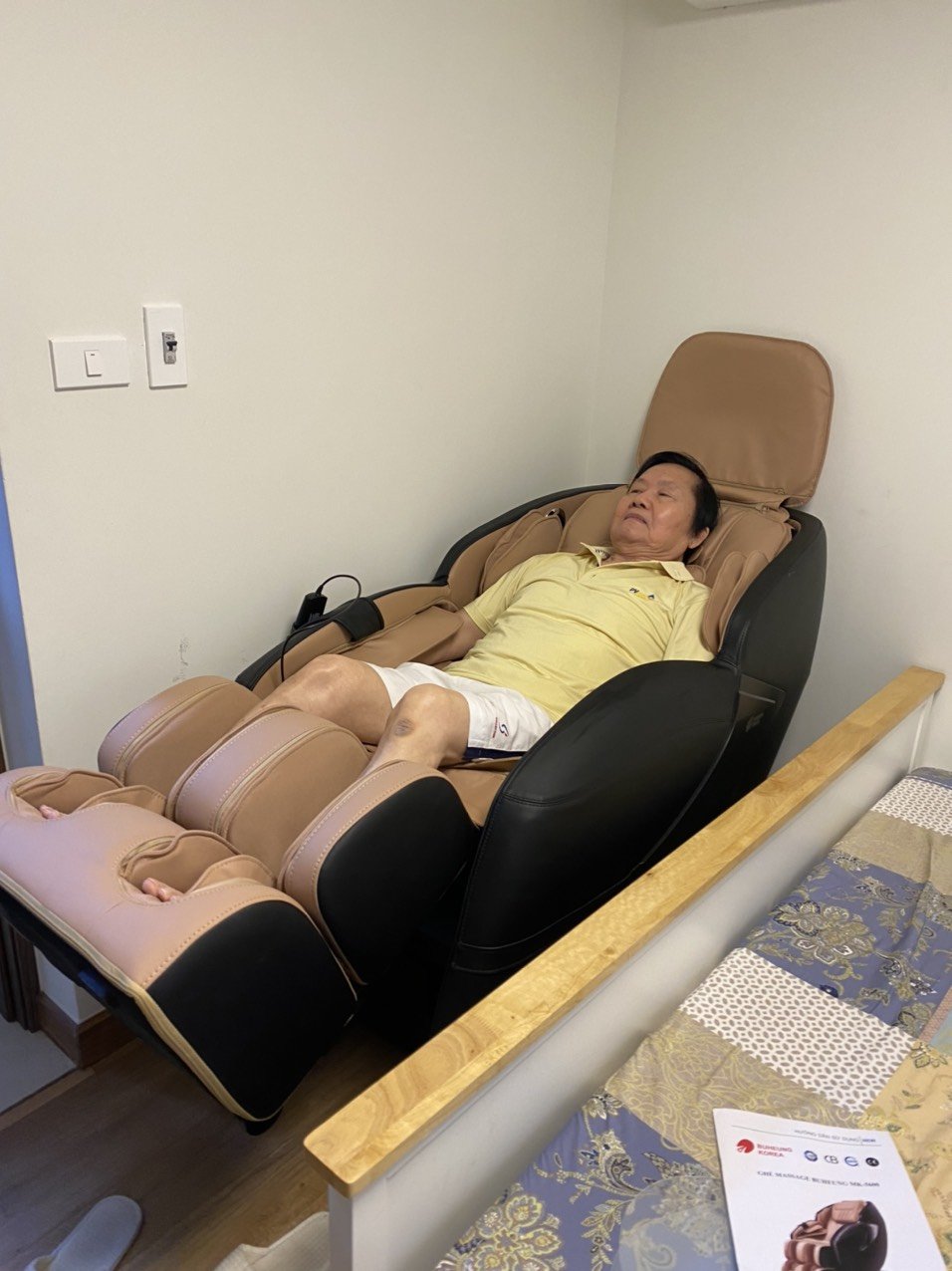 "Nhiều lúc tôi ngủ quên trên chiếc ghế massage mặc dù nó nằm ngay cạnh giường của tôi"_ chú Quân, Bình Định 1