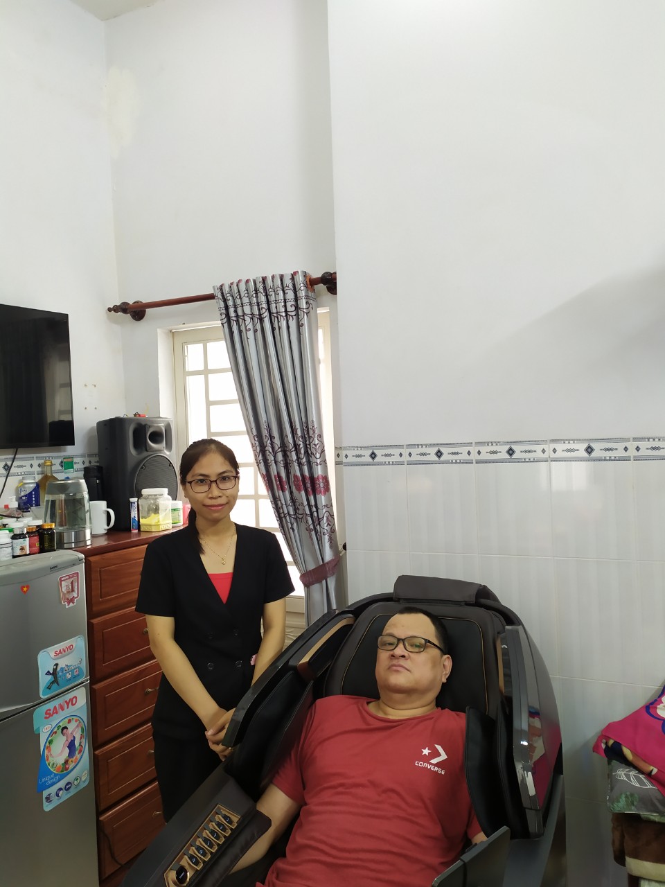 "Massage sâu tận gáy và kéo dãn tuyệt vời là lý do tôi chọn LUX-9800"_ anh Thanh, Đồng Nai 1