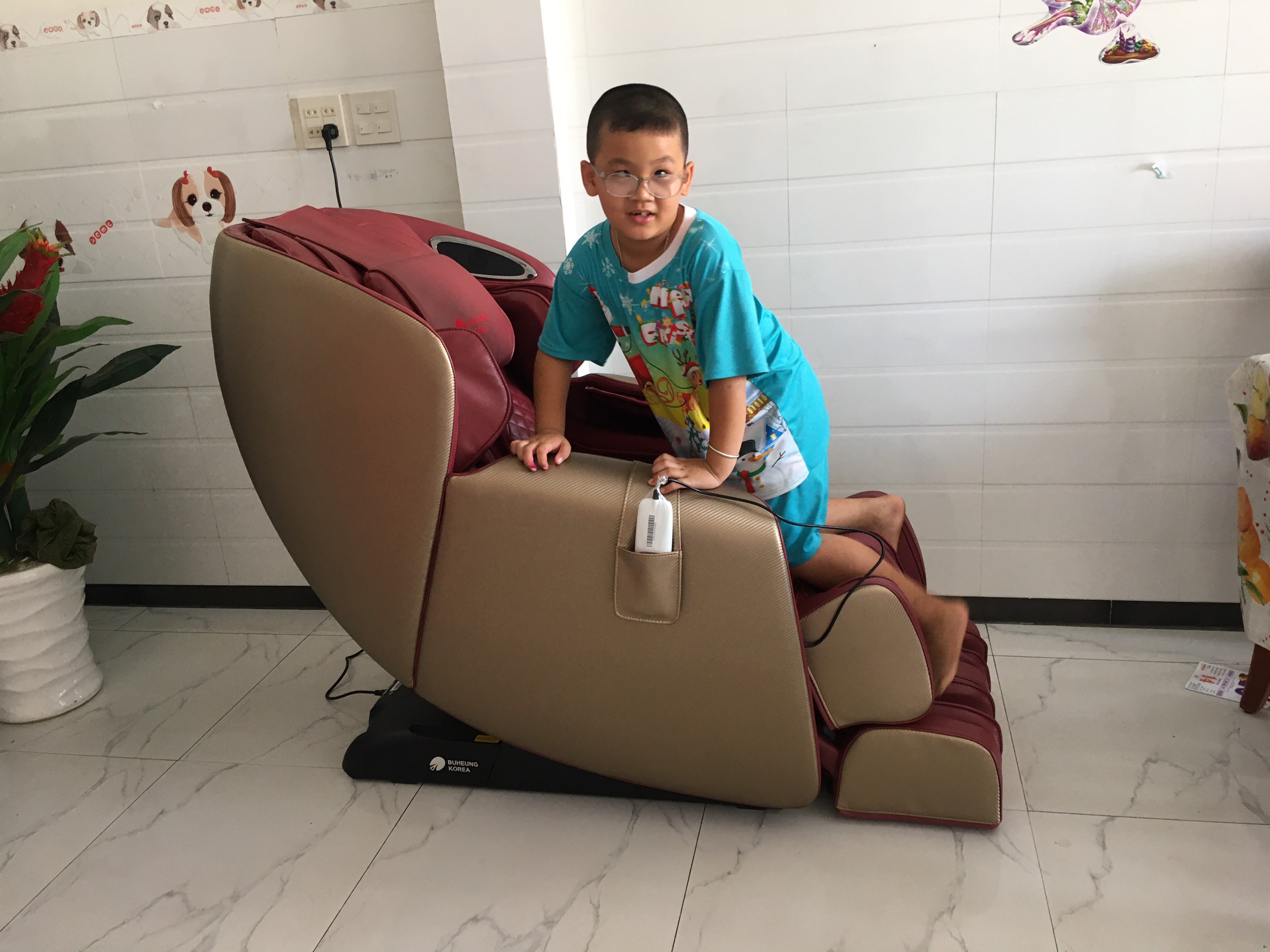 "Nhóc nhà tôi còn nhỏ nhưng cũng rất thích ghế massage" _chị Ánh, Cà Mau 1