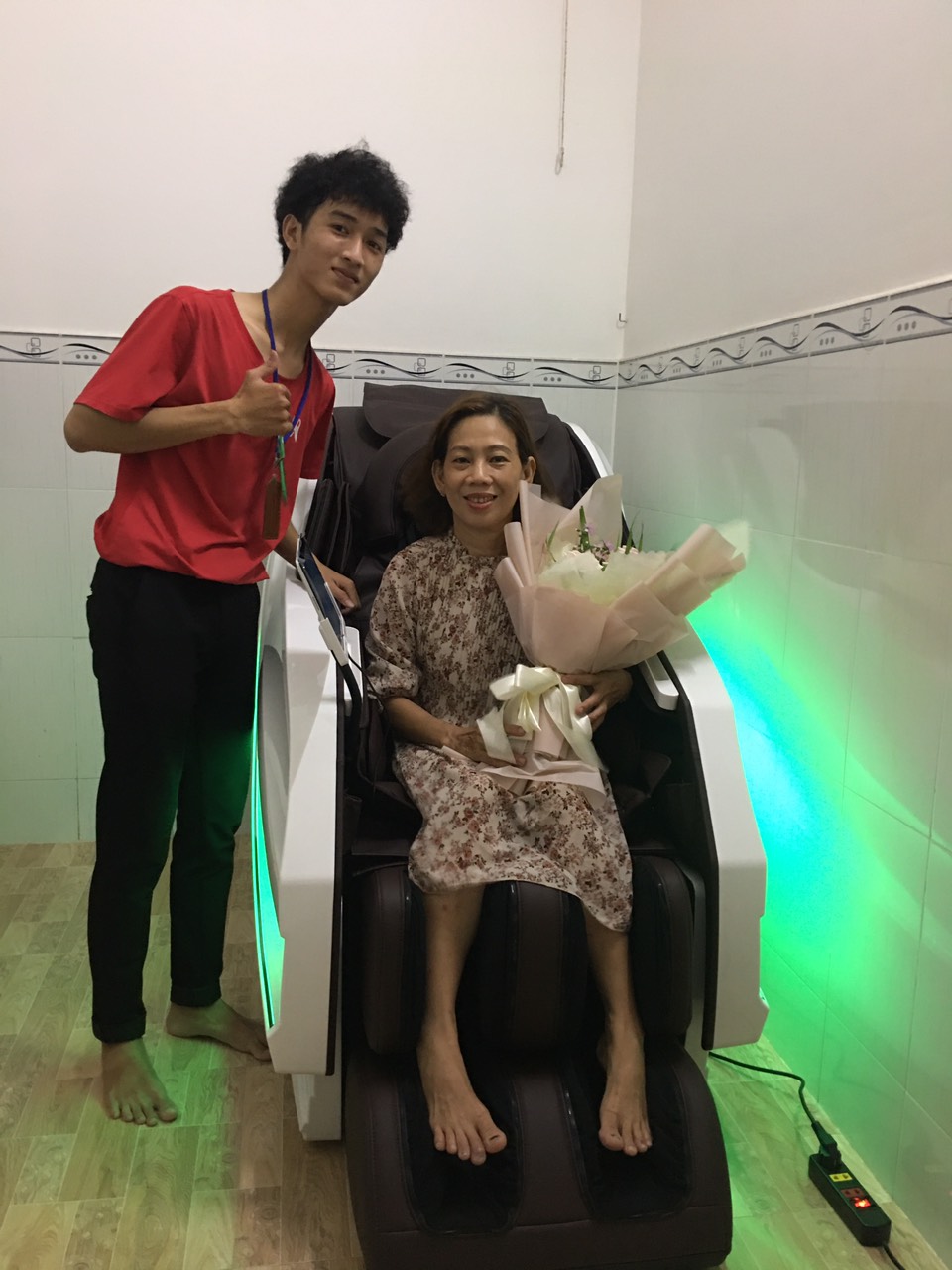 "Không chỉ chăm sóc sức khỏe, ghế massage còn giúp tôi tươi trẻ hơn"_ chị Hằng, Bến Tre 1