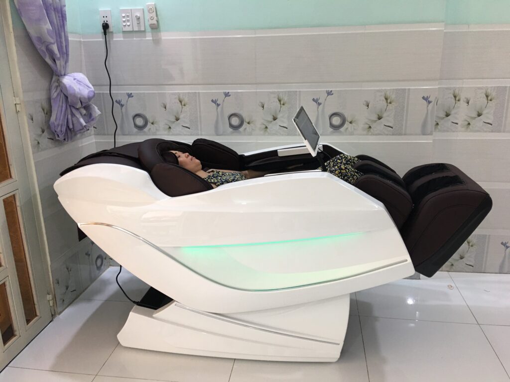 "Ghế này có massage đầu được nên tôi rất thích, bớt đau đầu và dễ ngủ hơn rất nhiều sau khi sử dụng"_ chị Uyên, Quận 9 1