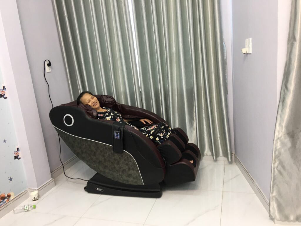 "Nằm ghế massage 30'/ngày cải thiện sức khỏe rõ rệt"_ cô Hoa, Hậu Giang 1