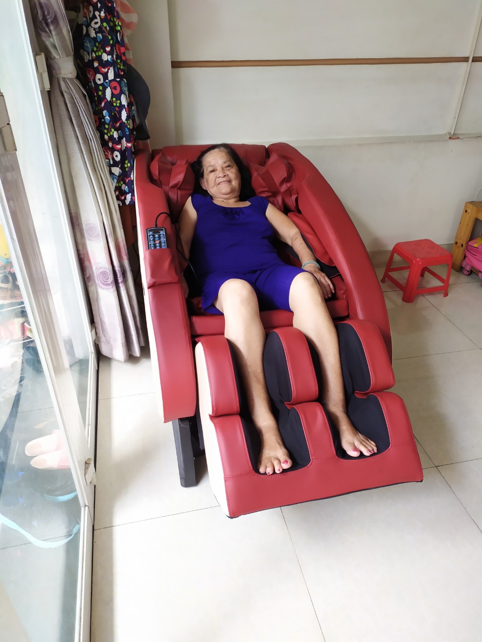 "Dịch bệnh phức tạp nên tôi chọn nằm ghế massage tại nhà để bảo vệ sức khỏe"_ cô Nhàn, Bến Tre 1