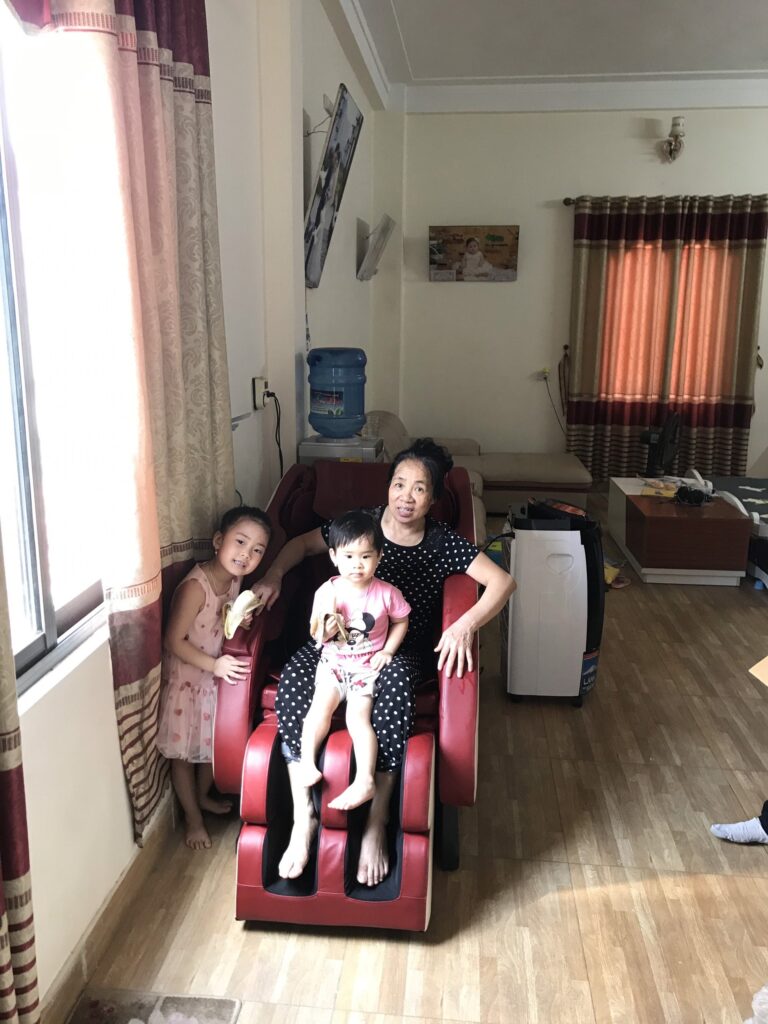 "Mua ghế massage, nhận thêm quạt điều hòa, thật sự rất thích"_ cô Hoa, Bình Thạnh 1