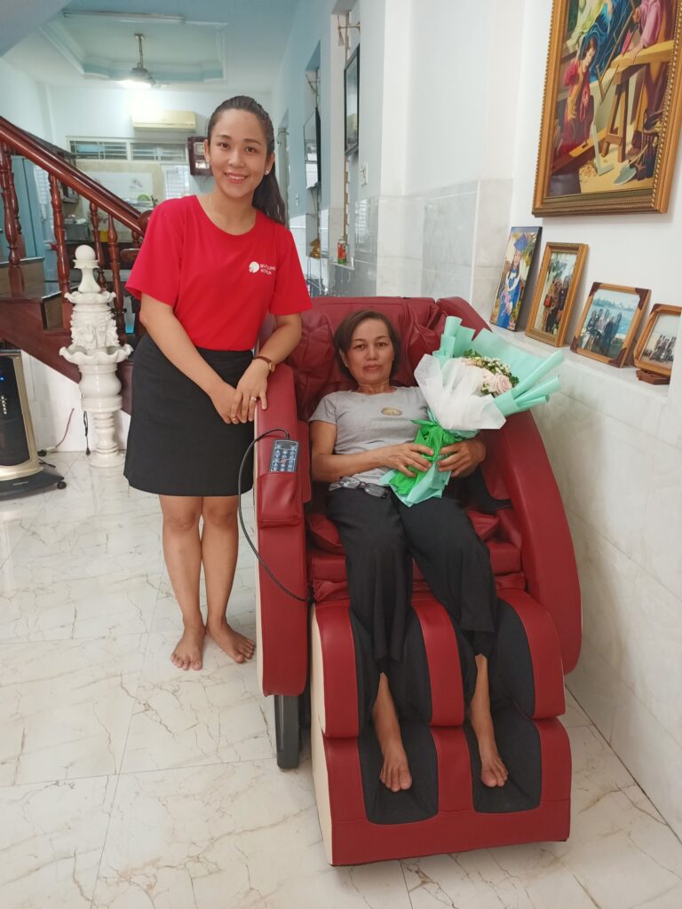 "Mua ghế massage, được tặng thêm hoa, lợi cả đôi đường"_ chị Hồng, Đồng Nai 1