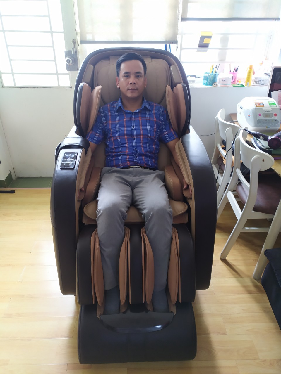 "Mỗi nhà nên sắm cho mình một cái ghế massage, nó mang lại cho bạn những cảm giác thoải mái vô cùng"_ anh Thanh, Cần Thơ 1