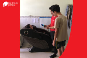 "Nhìn cách bấm remote để mai bấm cho ngoại nằm ghế massage"_ em Tú, Đồng Nai 13