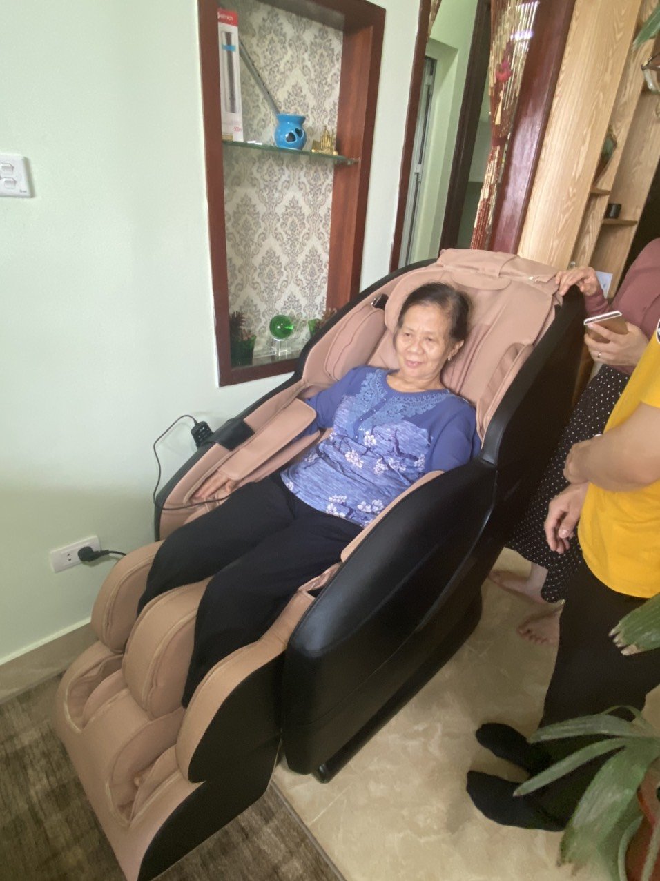 "Dịch bệnh đang phức tạp, ghế massage lại càng đặc biệt tốt trong những trường hợp như này"_ cô Xuân, Đak Lak 1