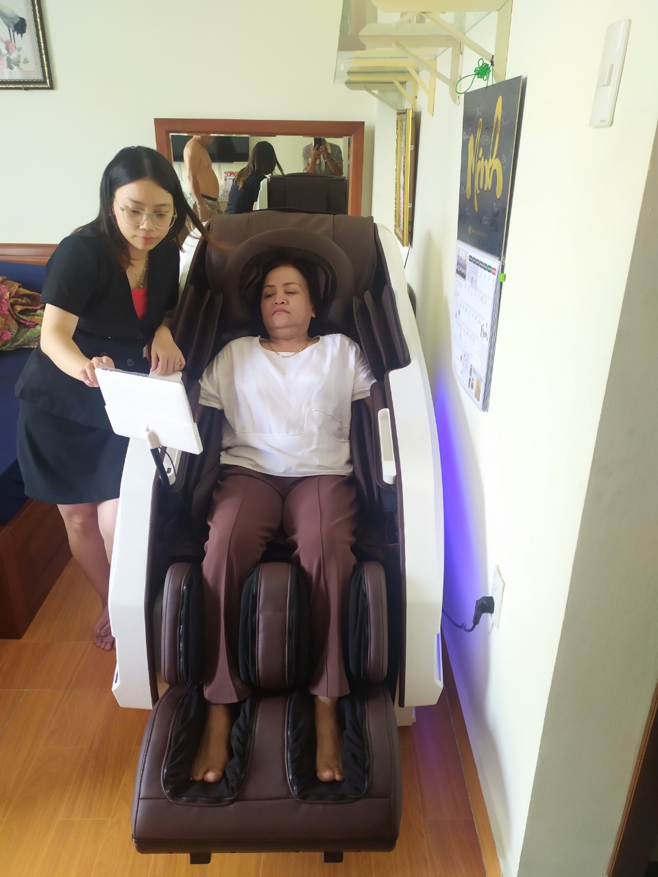 "Ghế massage tuyệt vời, nhân viên tư vấn nhiệt tình, lắp đặt bảo hành tại nhà, duyệt"_ chị Tiên, Quận 10 1