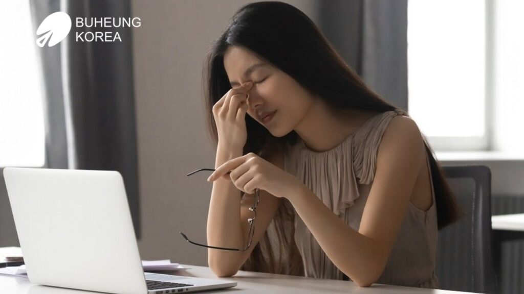 Mỏi mắt khi làm việc máy tính: Nguyên nhân, hệ lụy và cách cải thiện từ gốc cho dân văn phòng 1